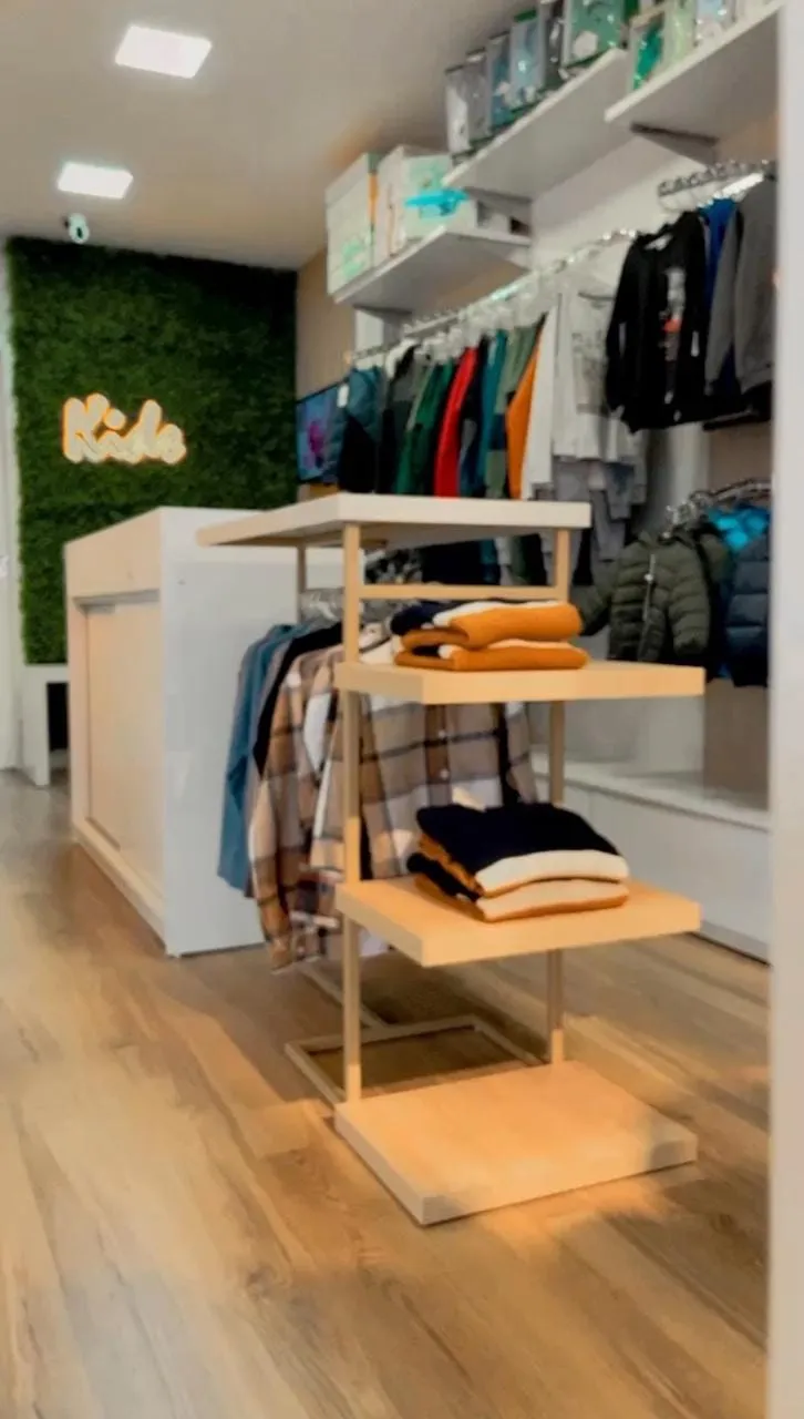 Parede Kids com camisas xadrez e moletons na loja de Campina Grande do Sul