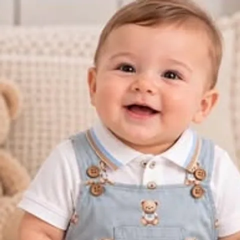 Jardineira jeans de bebê